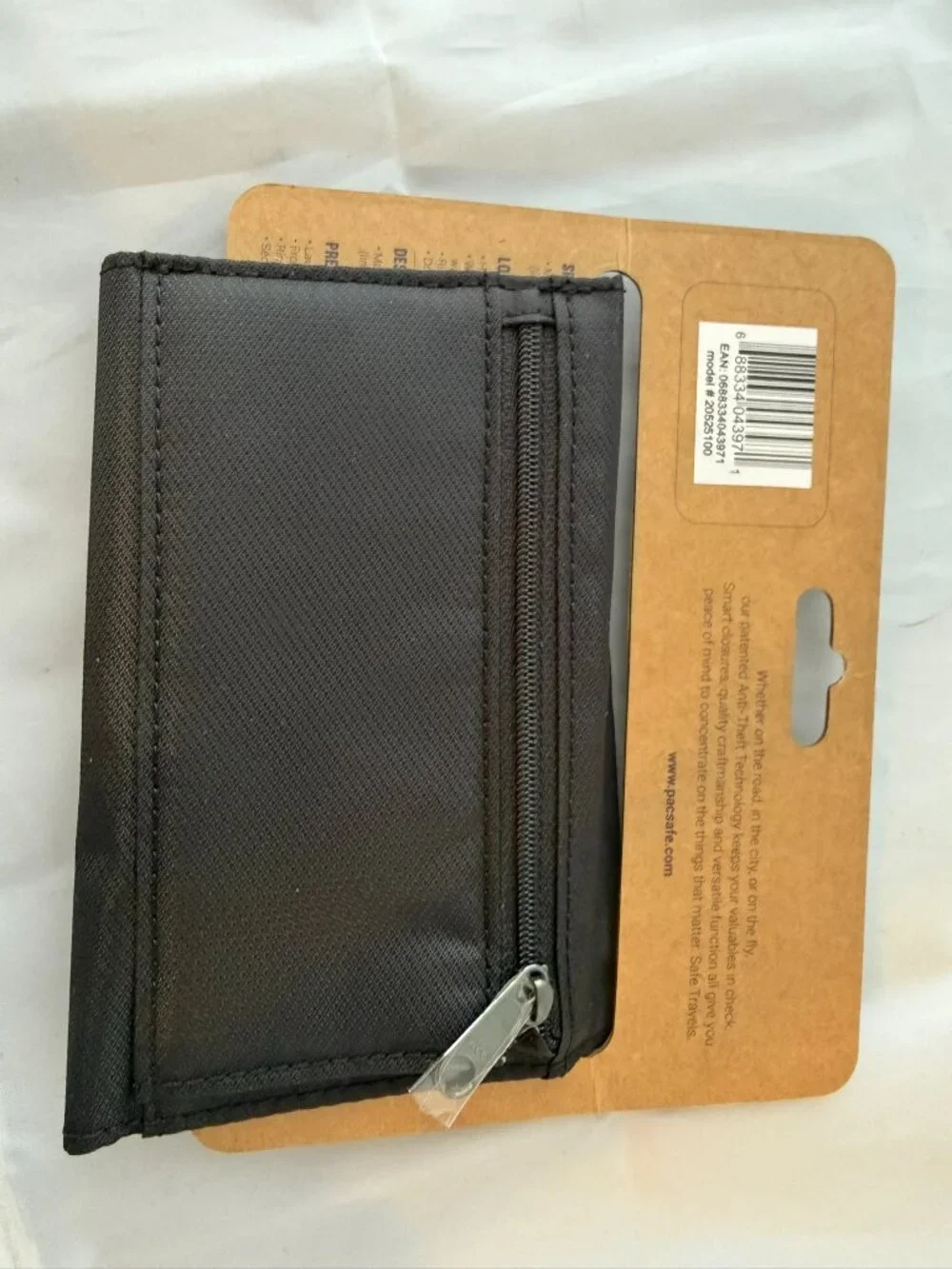 Pacsafe  Daysafe RFID Blocking Trifold Wallet  Black New with Tags